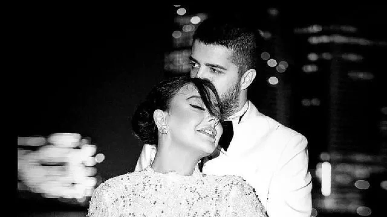 İş Dünyasının Dikkat Çeken Evliliği: İnşaat Sektörünün İş İnsanı Murat Özdemir, Ünlü Şarkıcı Ebru Gündeş ile Nikah Bondi Sahnesinde Bir Devleşti