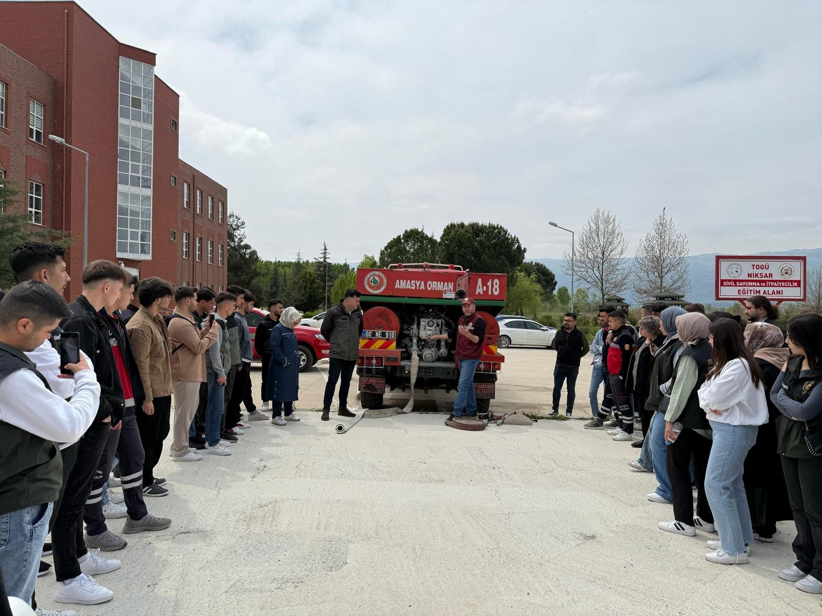 Tokat Gazi Osmanpaşa Üniversitesi’nde Orman Yangınlarıyla Mücadele Eğitimi: Öğrenciler Bilgilendirildi