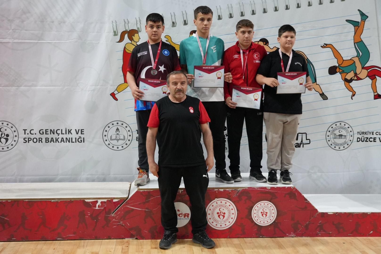 Tokat'a Güreşte Altın Madalya: Almuslu Öğrenci Düzce'deki Türkiye Şampiyonası'nda Zirveye Çıktı!