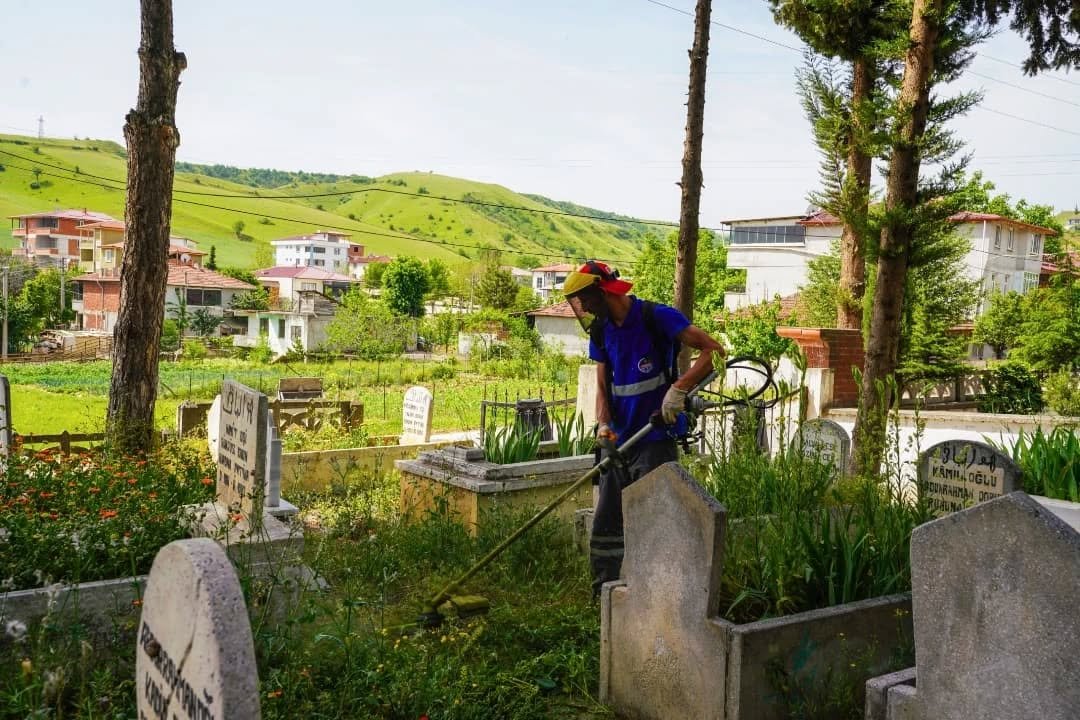 Erbaa’da Mezarlıklar Bayrama Hazırlanıyor: Temizlik ve Düzenleme Çalışmaları Sürüyor