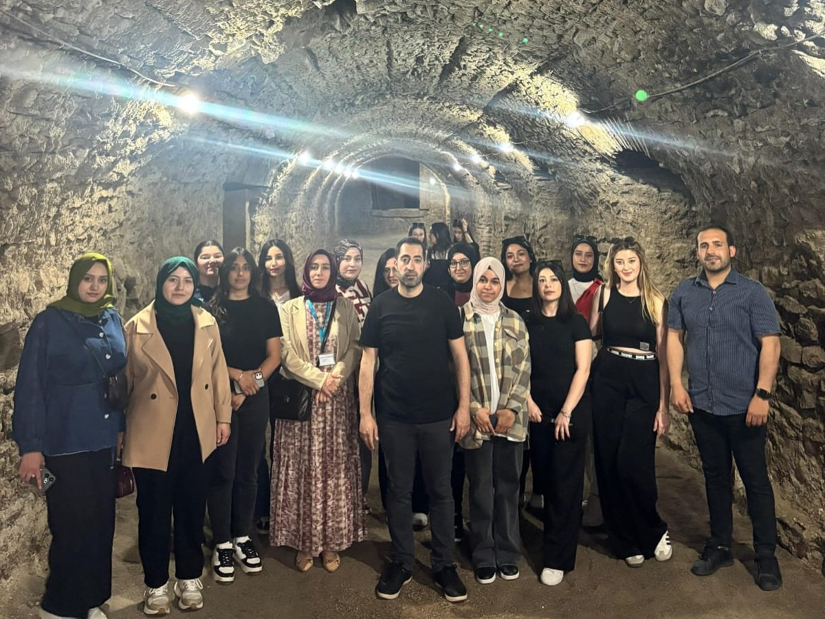 Gençler Niksar’ın Tarihini Yerinde Tanıdı: Belediye Rehberliğinde Kültürel Gezi Düzenlendi